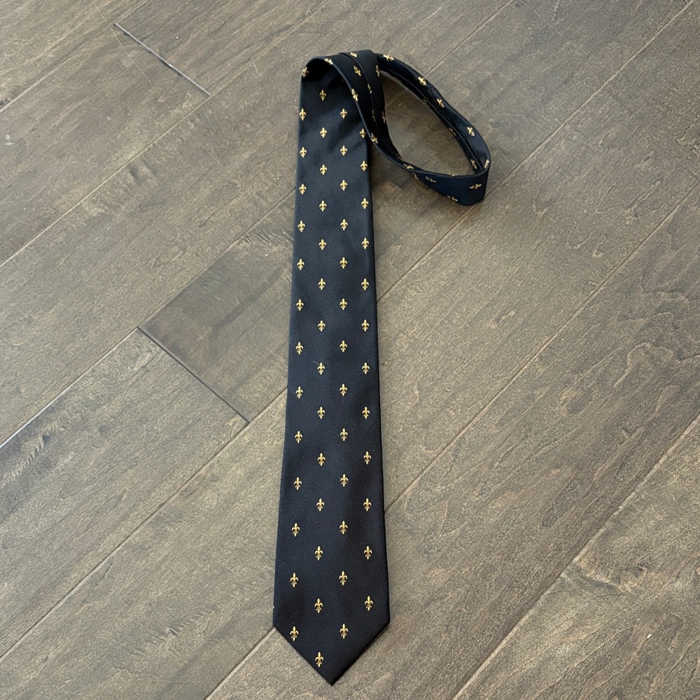 DKNY Elegant Black Tie with Gold Motif
